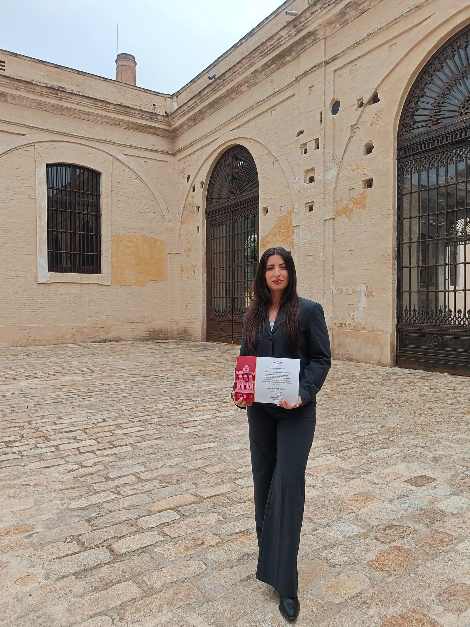Marina Ponce, en la Real Fábrica de Artillería de Sevilla con su reconocimiento.