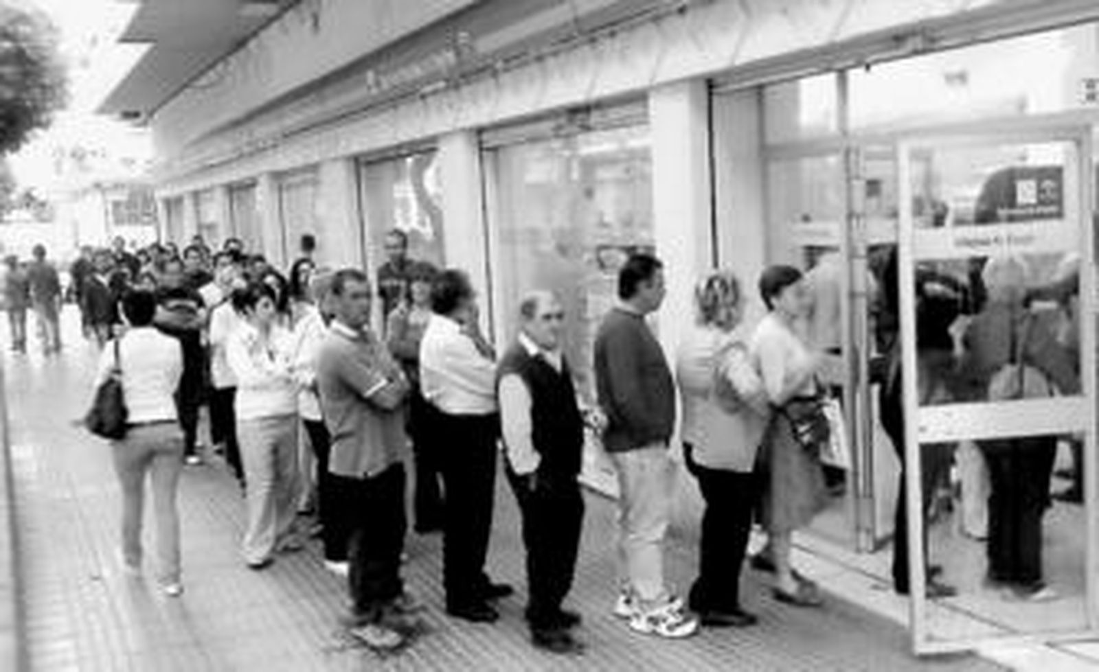 Colas en la oficina del SAE del centro, hace unos días.