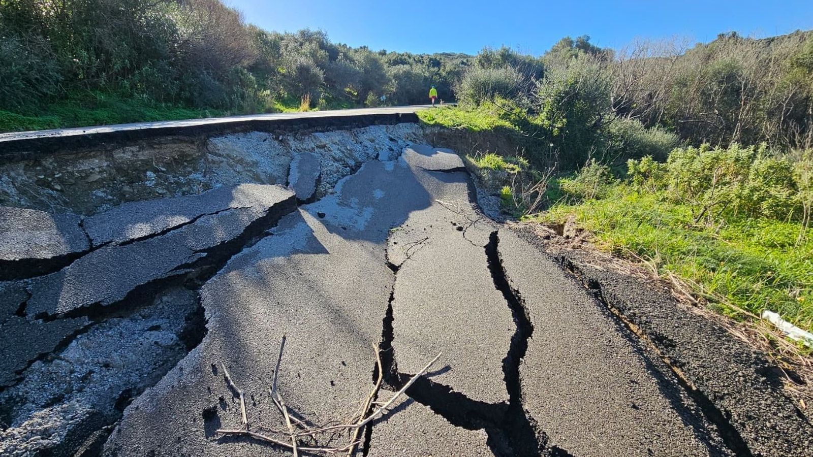 El gran socavón de la carretera de Las Pantallas, este jueves en Algeciras.