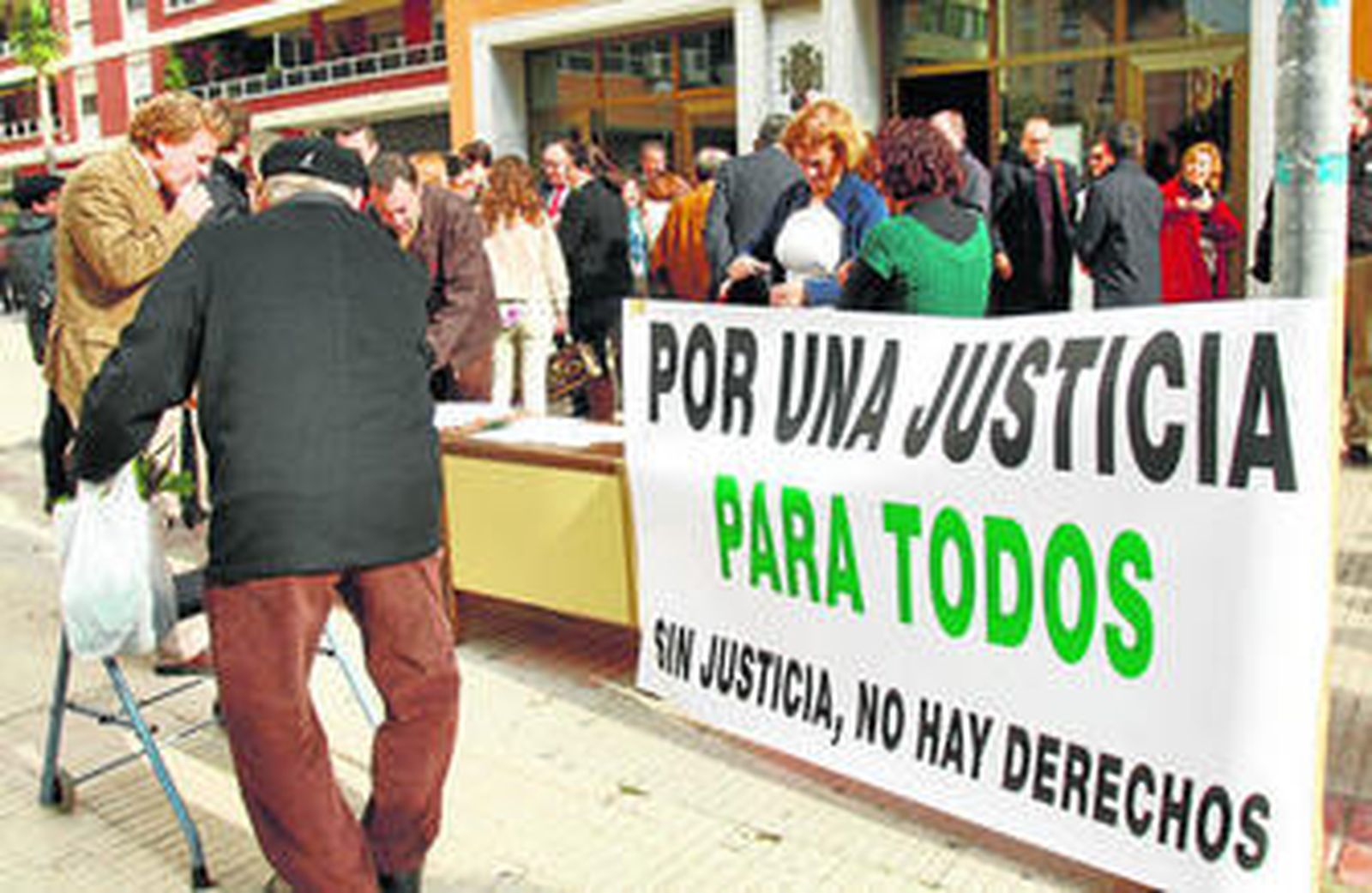 Un momento de la concentración de ayer en la capital gaditana, ante los Juzgados de San José.