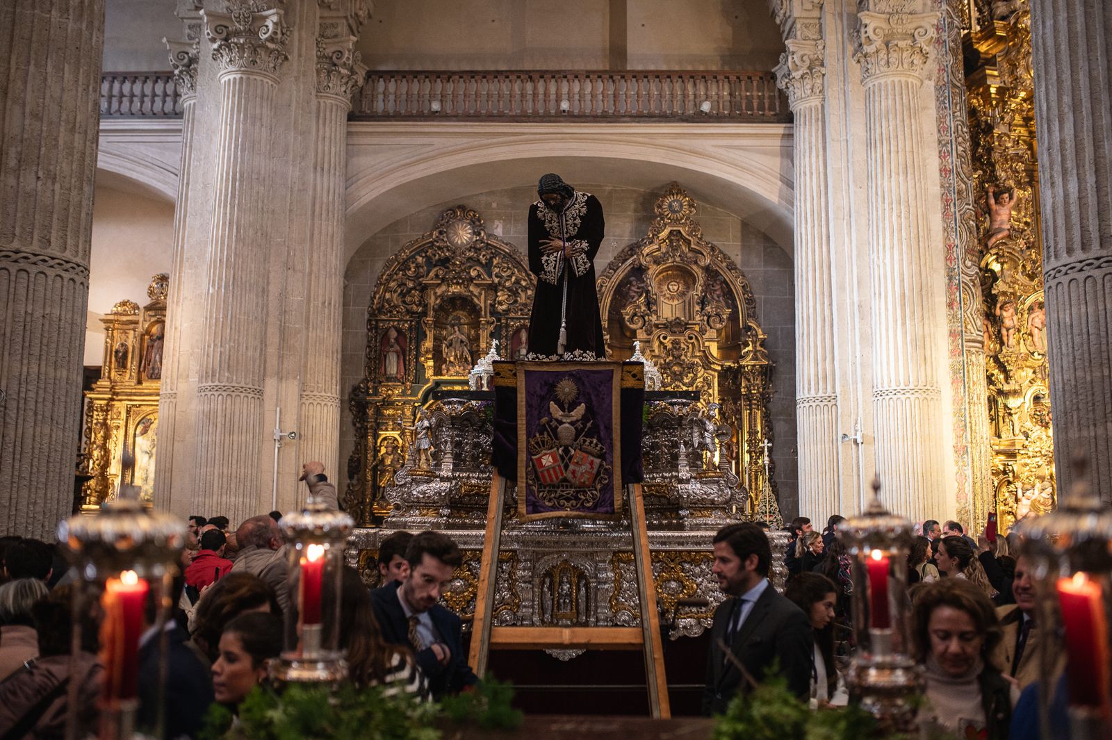 El traslado del Señor de Pasión a su paso, en imágenes
