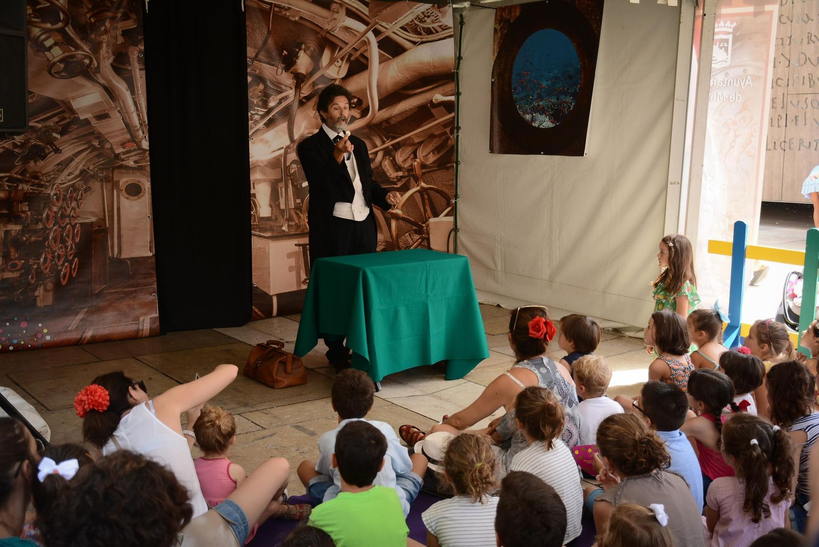 El escritor Julio Verne, interpretado por Ángel Azar.