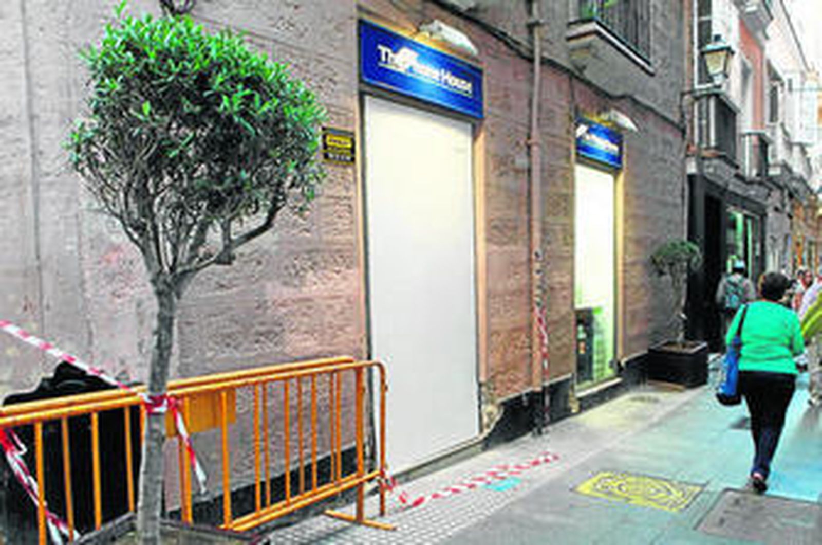 Escaparate de la tienda The Phone House por la que los autores del alunizaje quisieron entrar.