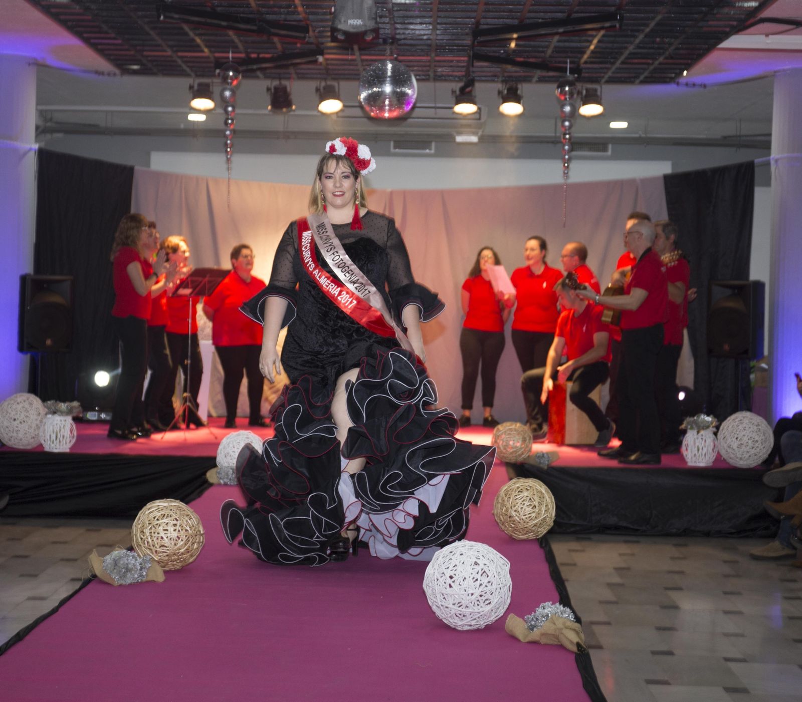 Una de las modelos participantes, sobre la pasarela.