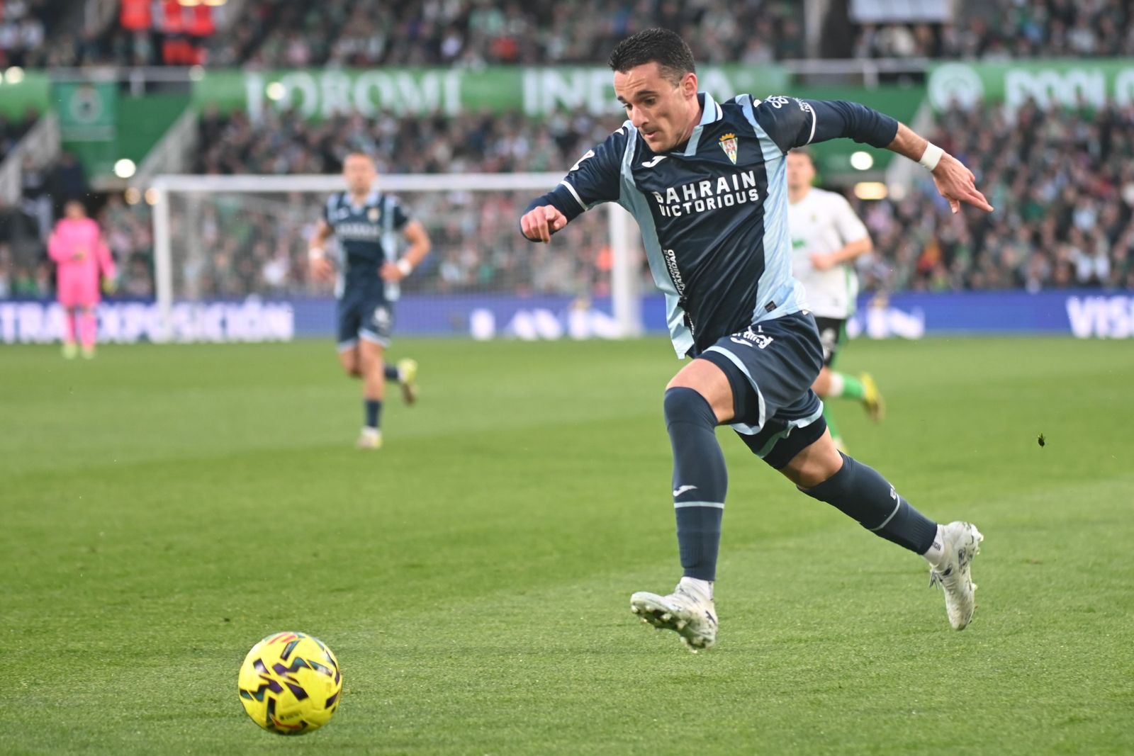 Diego Bri se dispone a sacar un centro en el Racing de Santander-Córdoba CF.