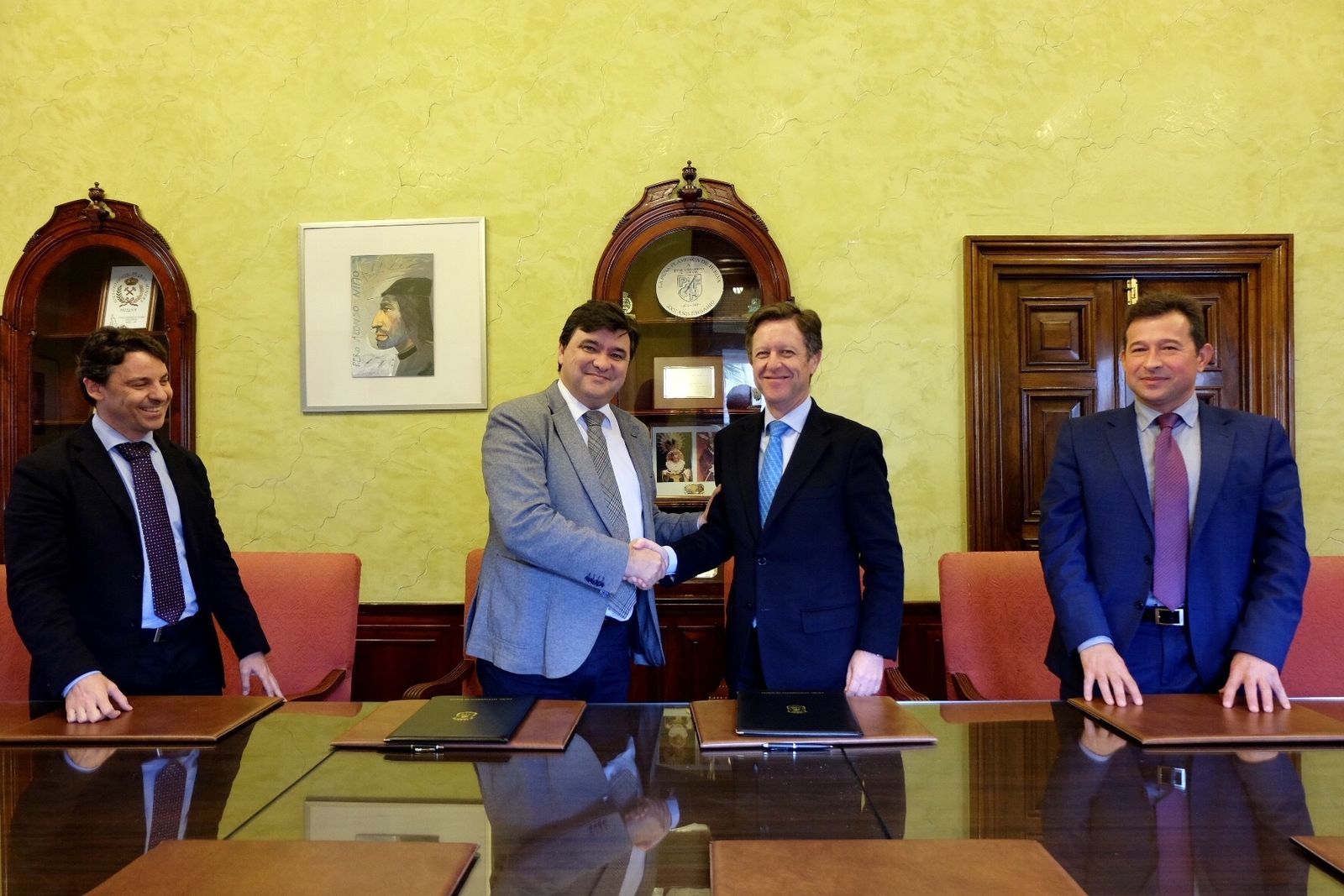 Gabriel Cruz y Francisco Galnares firmaron ayer el convenio,