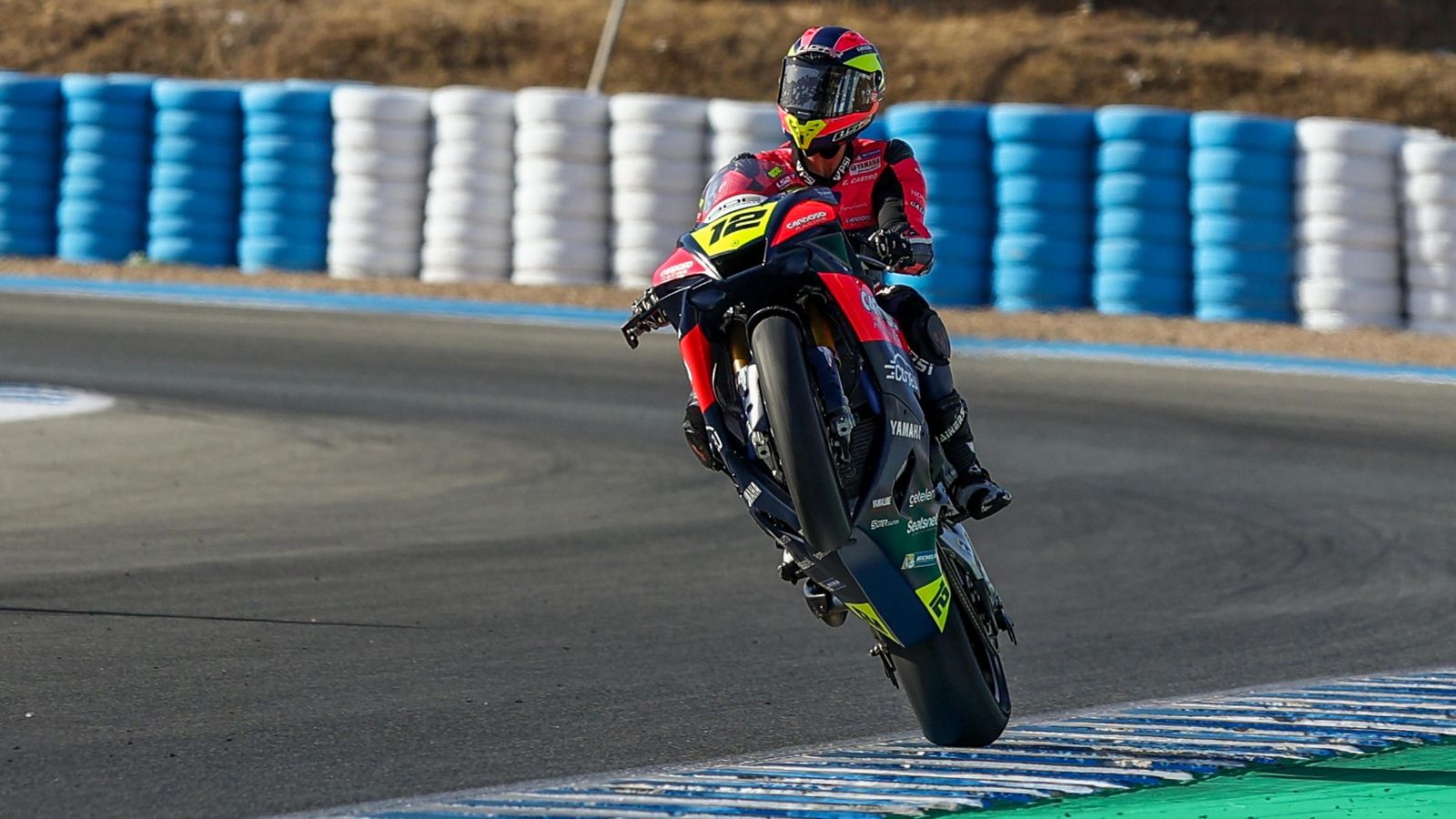 Borja Gómez hace un caballito tras ganar en SBK.
