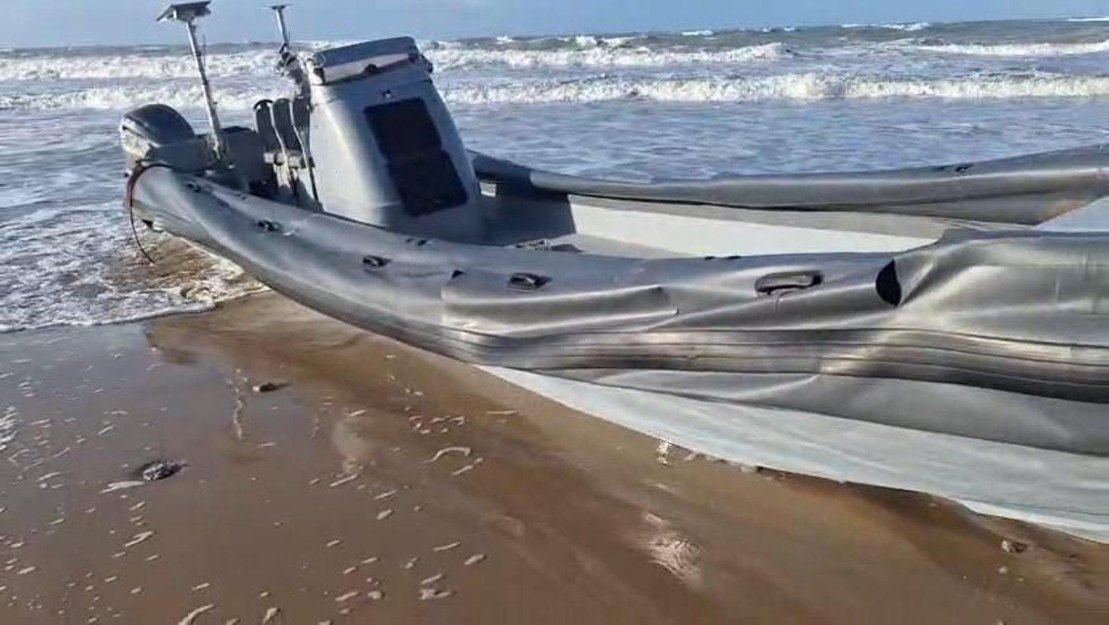 Una narcolancha sorprende en la playa Victoria de Cádiz en medio de la borrasca 'Claudia'