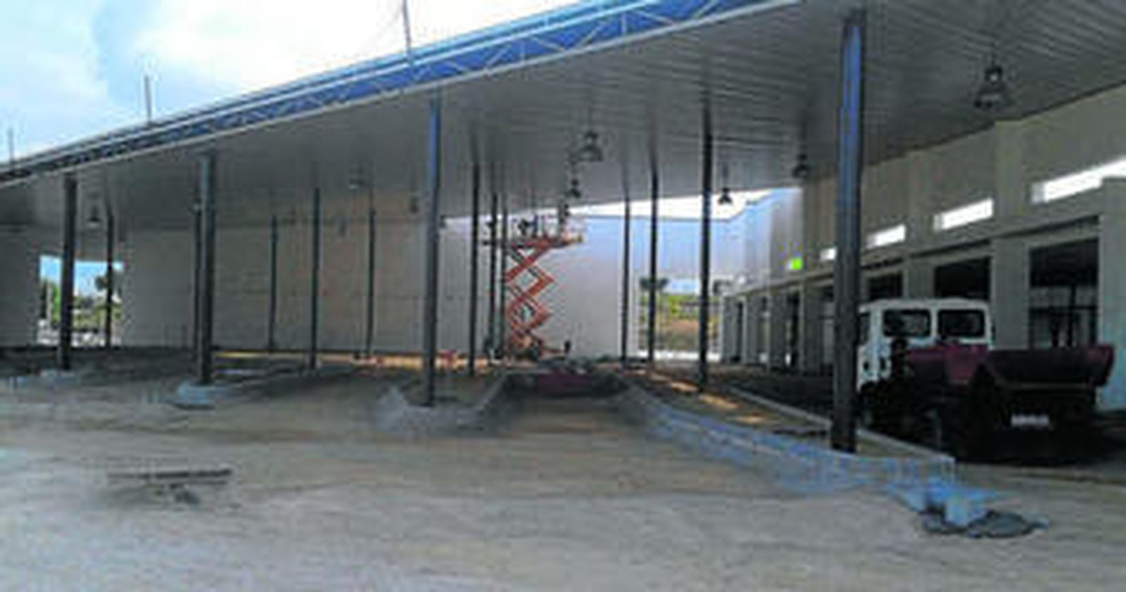 Aspecto que presenta la nueva terminal de autobuses de Conil que se construye junto a la ronda norte.