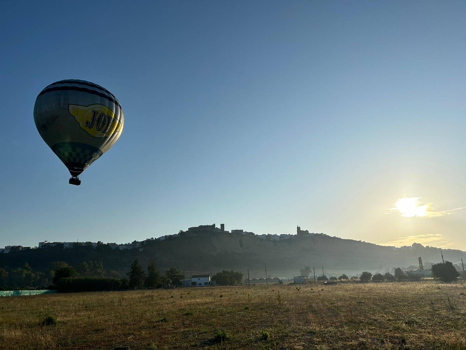 Uno de los globos de la empresa, sobrevolando el término municipal de Arcos.