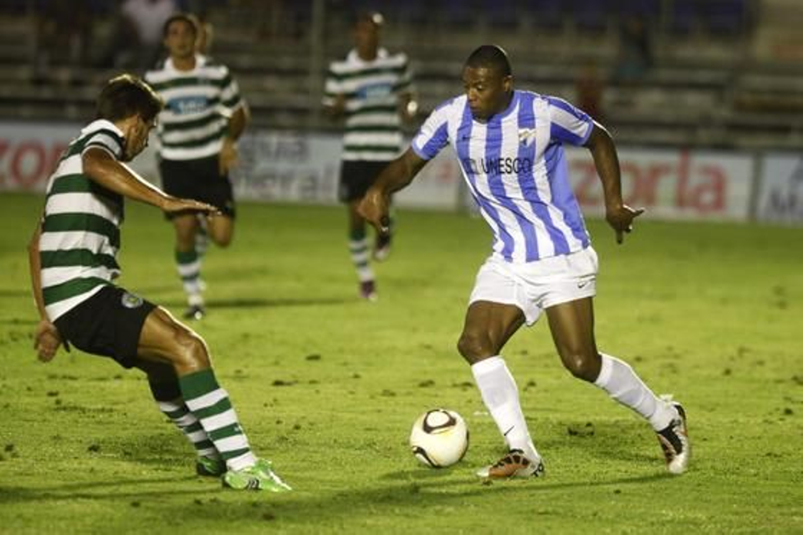 Baptista, uno de los mejores del partido, conduce el balón cerca del área.

Foto: Jesus Marin