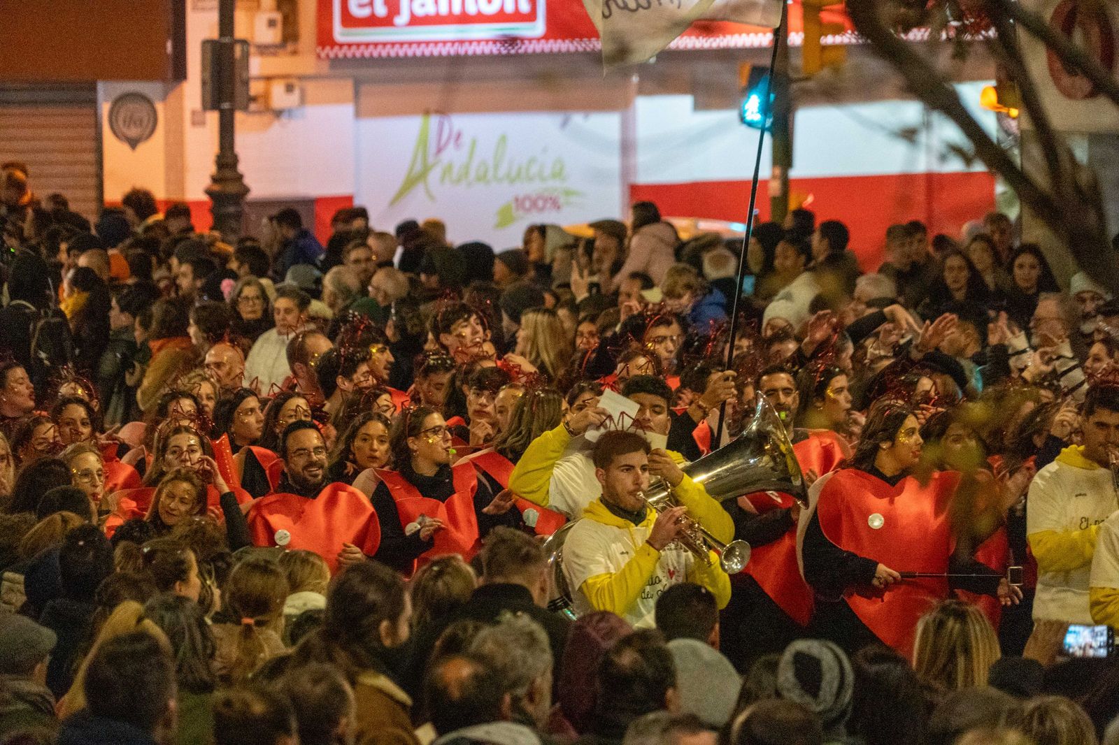 Las mejores fotografías del recorrido y la llegada al ayuntamiento de la cabalgata de Reyes Magos 2026