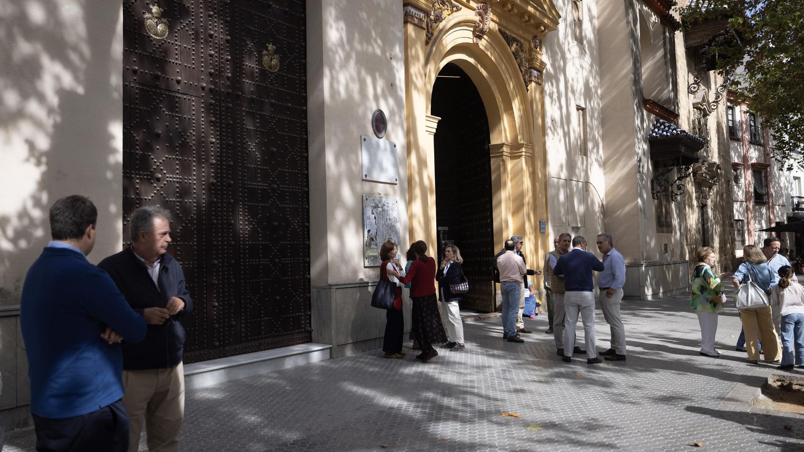 Feligreses apostados a las puertas del templo.