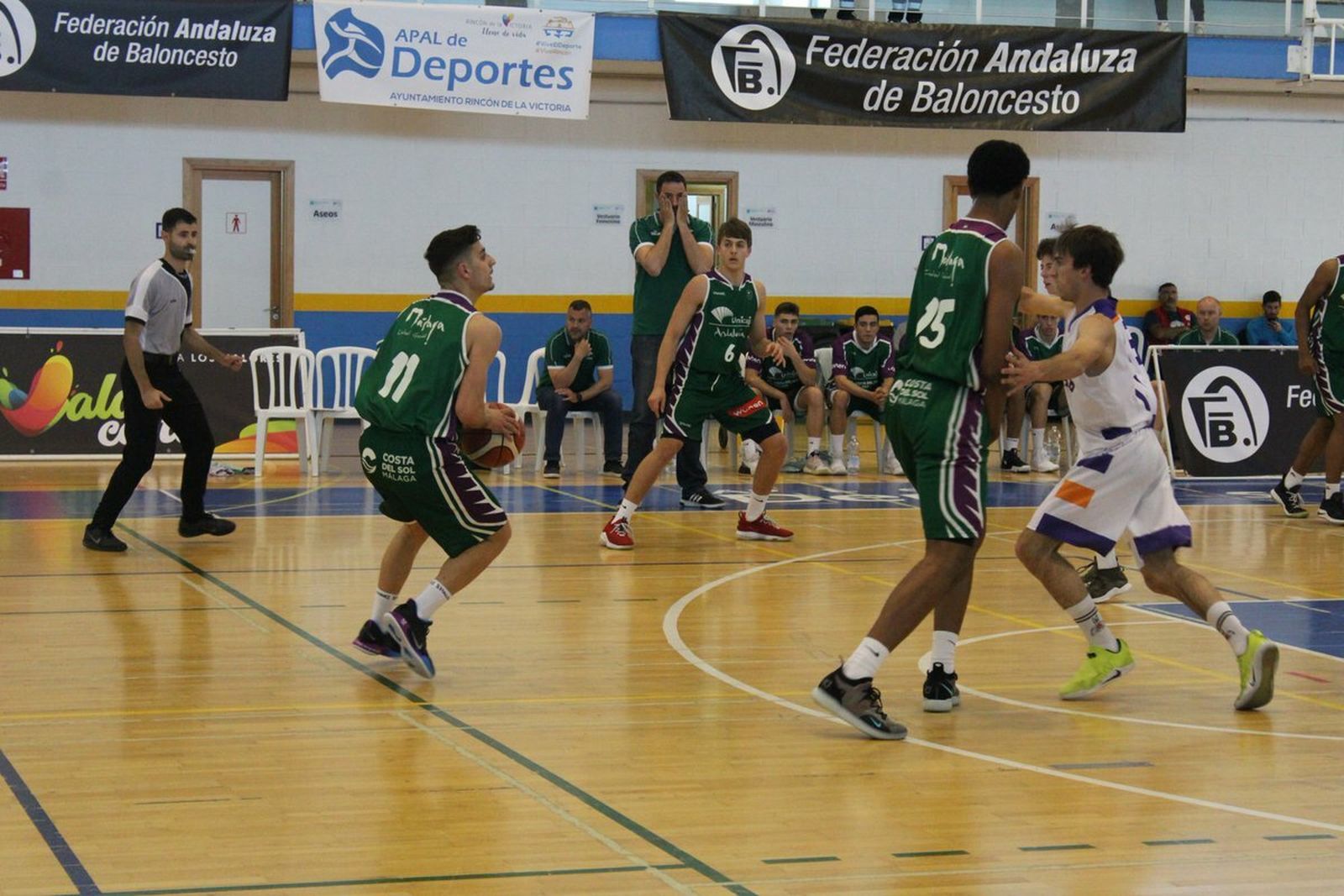 Lucas Muñoz se dispone a tirar a canasta.