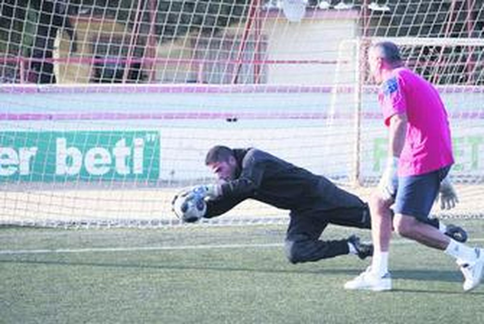 Ismael Acosta entrena con el preparador de los cancerberos, Salvador Colorado.