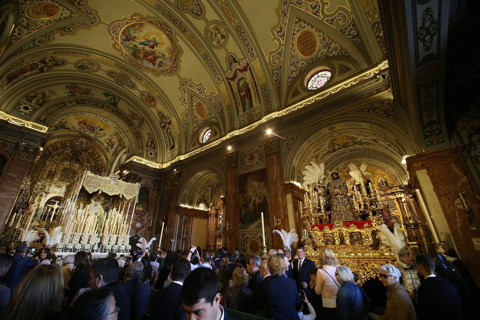 Visita a la basílica de la Macarena en el mañana del Jueves Santo.