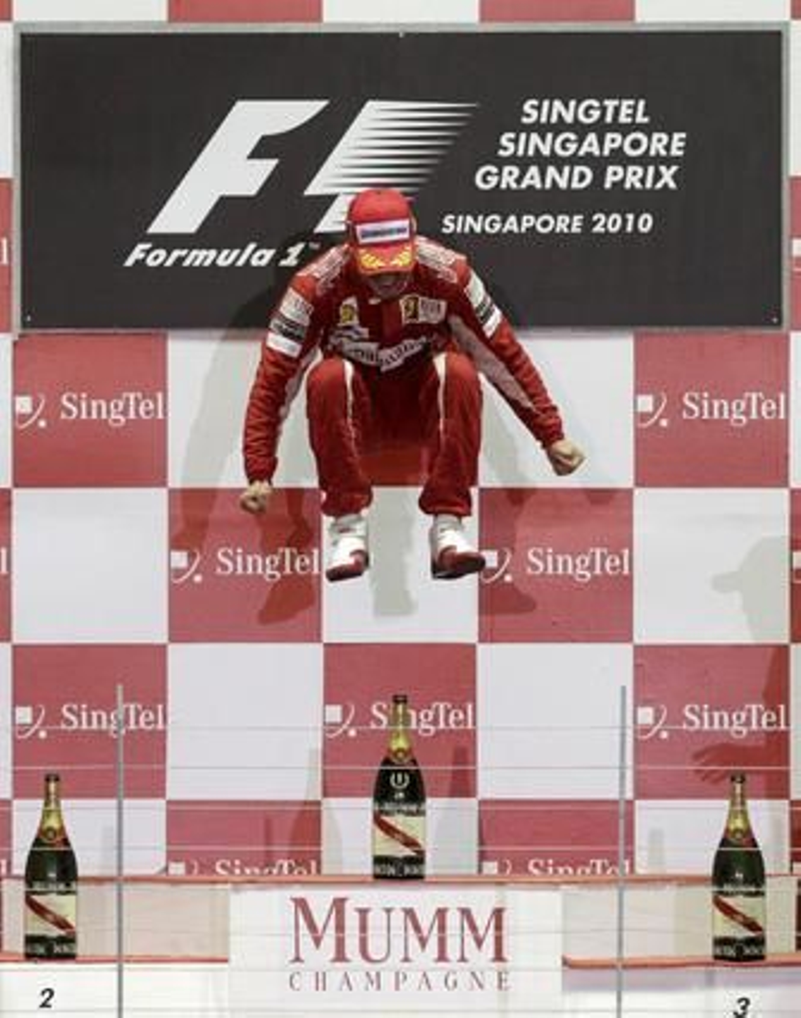 Fernando Alonso se acerca al liderato del Mundial tras ganar el Gran Premio de Singapur. / Reuters