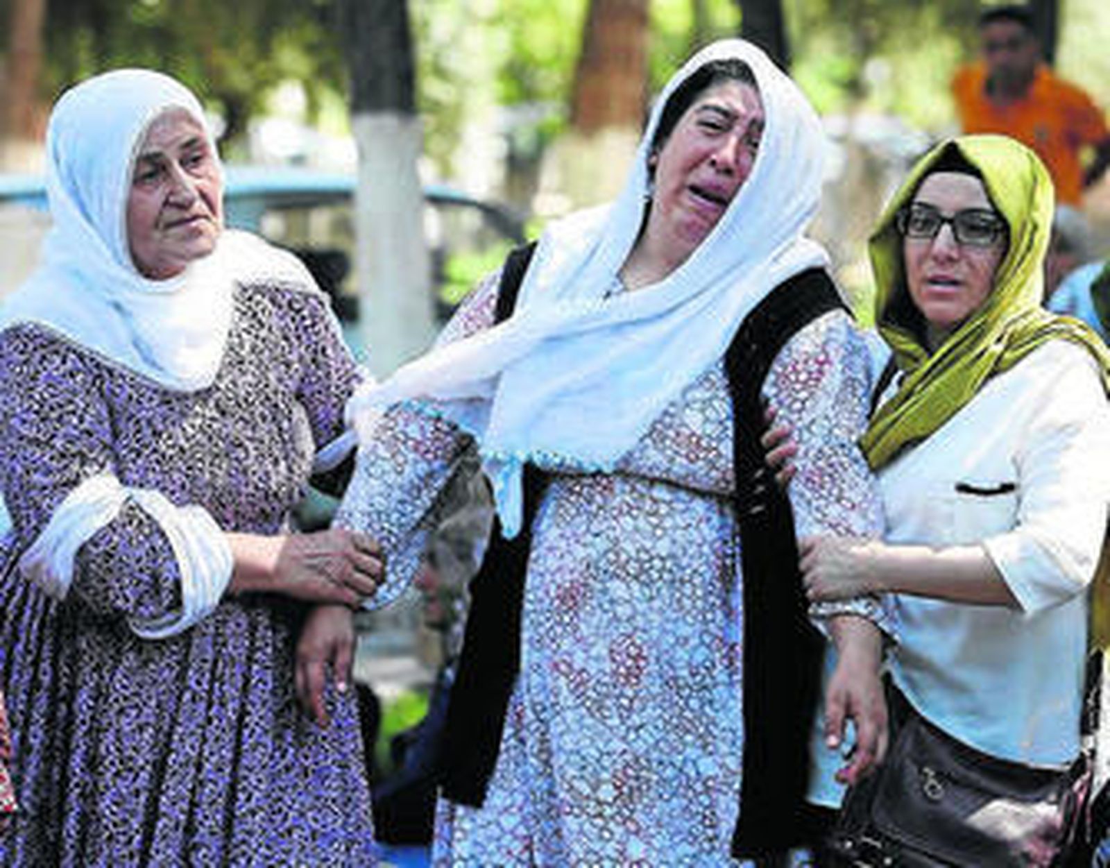 Las ambulancias socorren a las víctimas del atentado suicida en la ciudad turca de Gaziantep.
