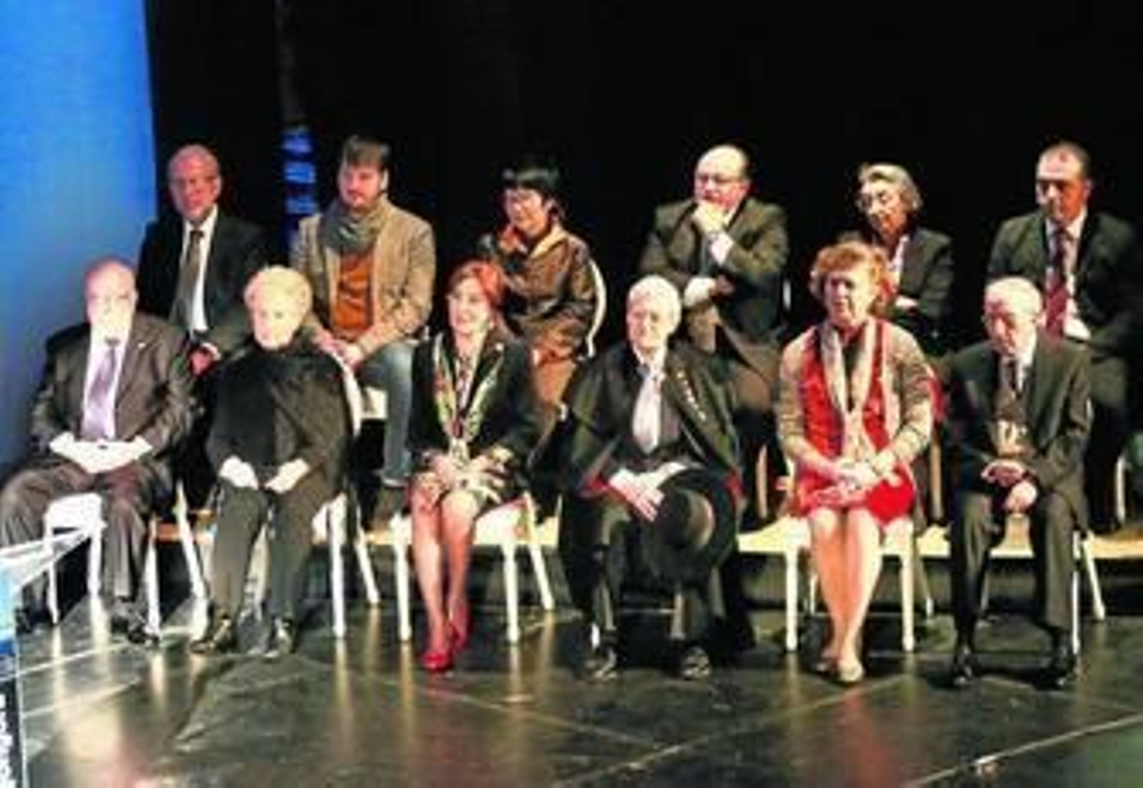 Foto de familia de la docena de galardonados en los reconocimientos.