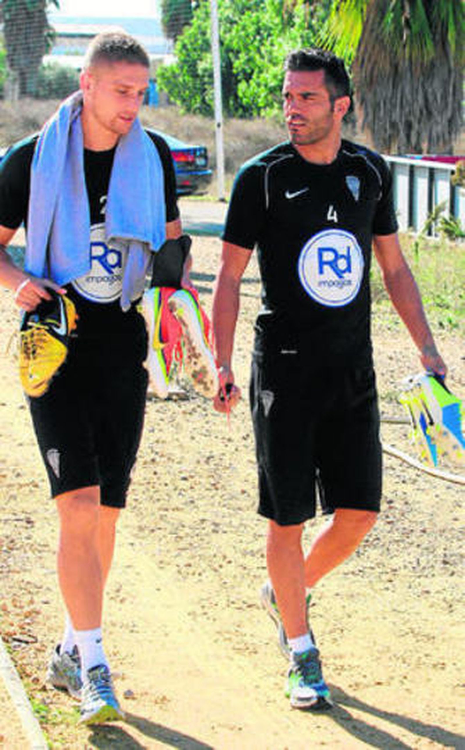 Janse e Iago Bouzón dialogan a su llegada a la Ciudad Deportiva.