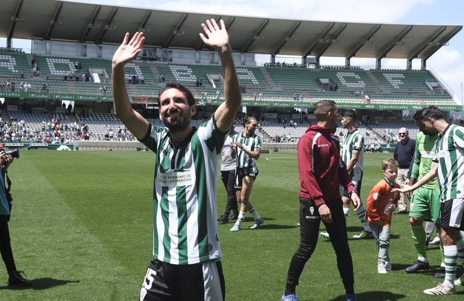 Álex Bernal saluda a la grada de El Arcángel tras la victoria ante Las Palmas Atletico.