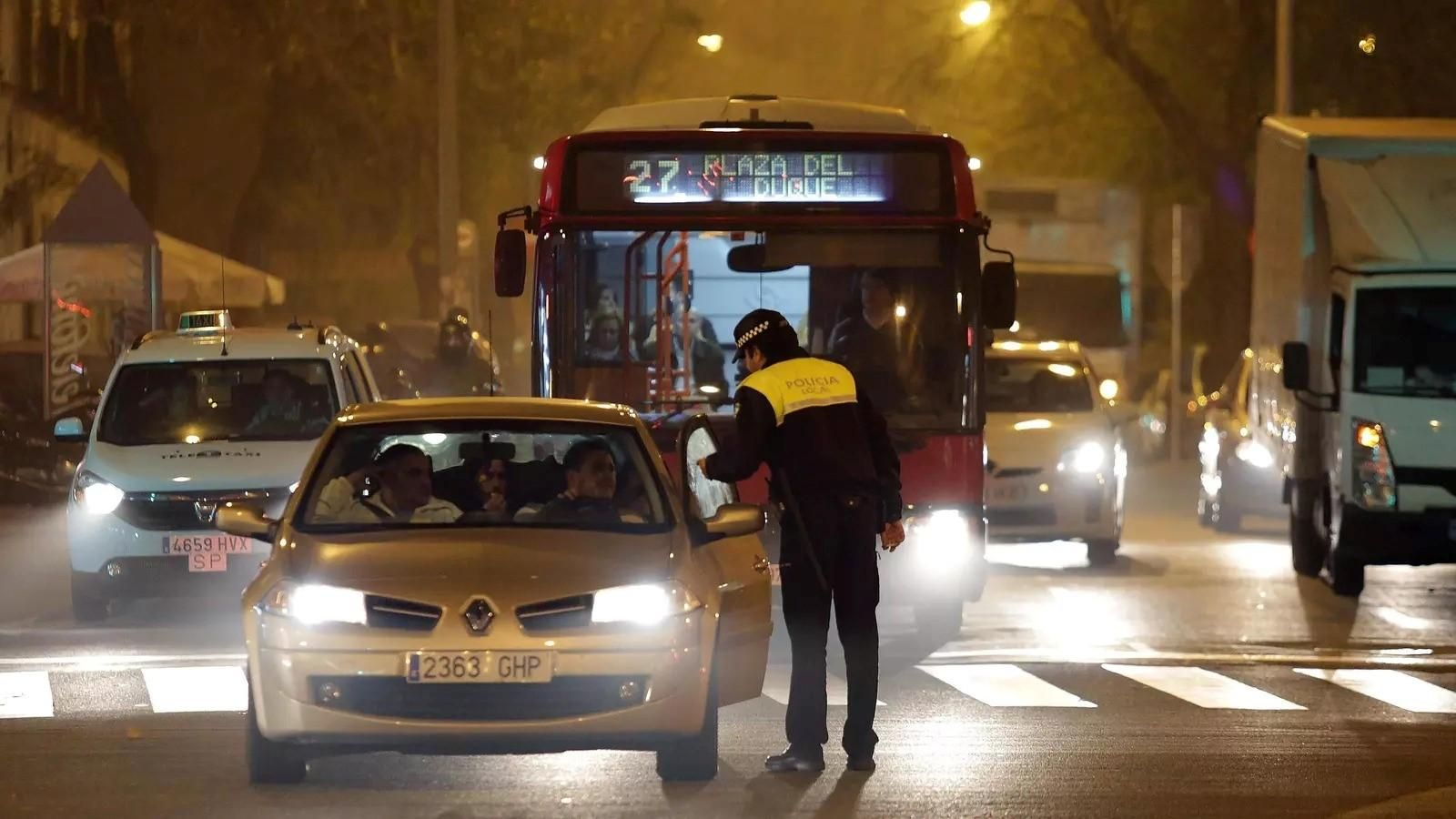 La Policía Local regulando el tráfico en el centro de Sevilla.