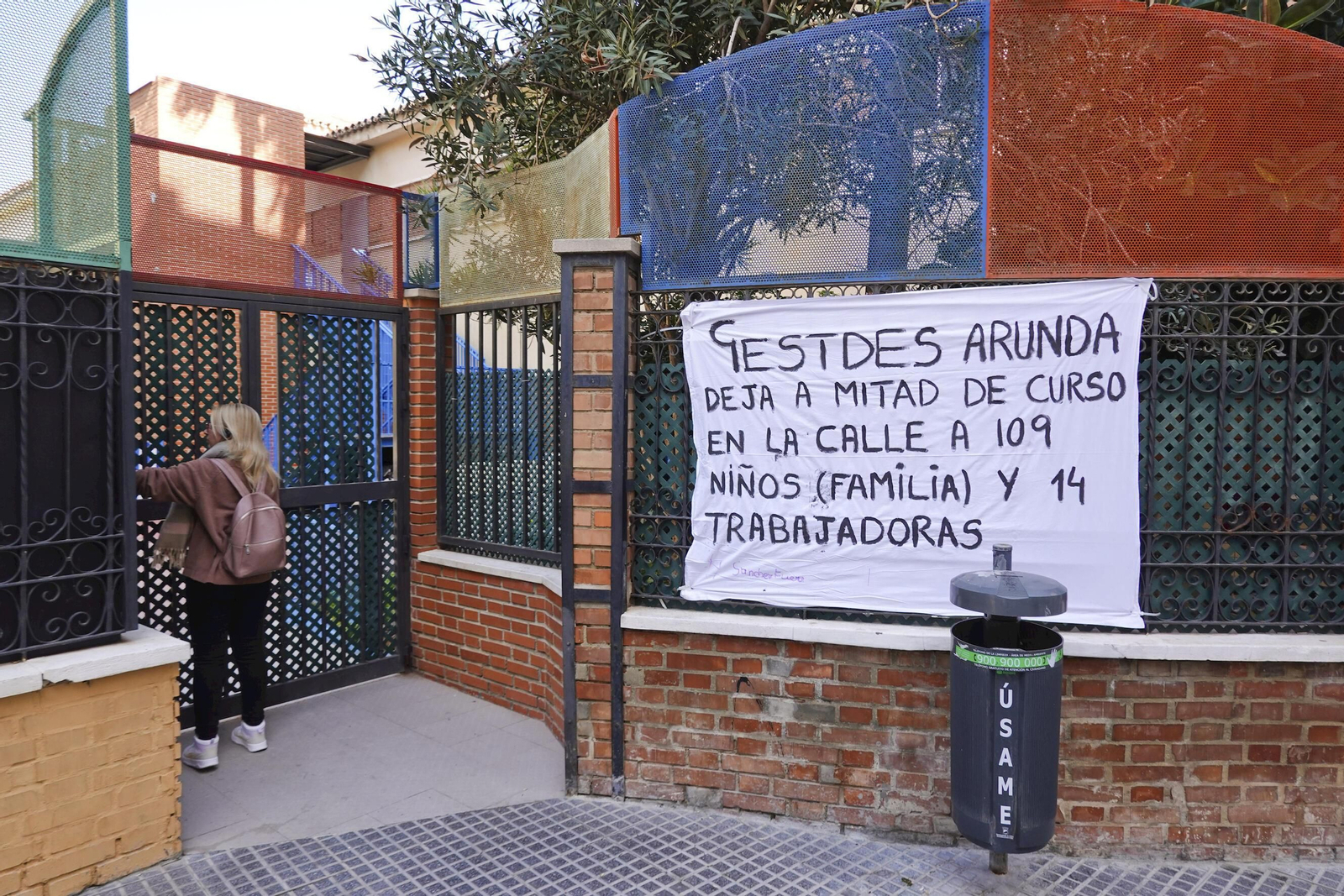 Mensaje de protesta en la puerta de la escuela infantil.