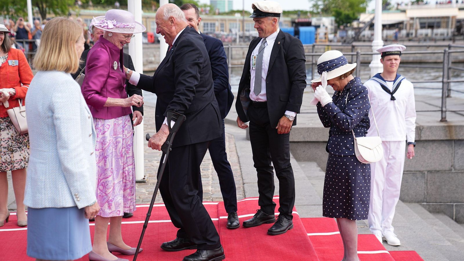 Harald saluda con buen humor a Margarita tras su percance