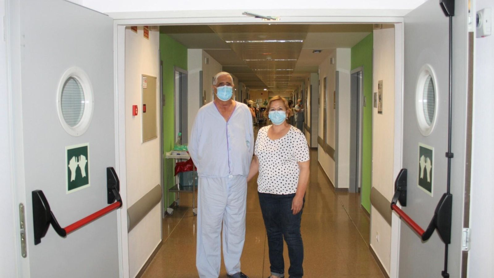 Francisco y Carmen, en el pasillo de vascular durante su último día de ingreso tras la operación del aneurisma
