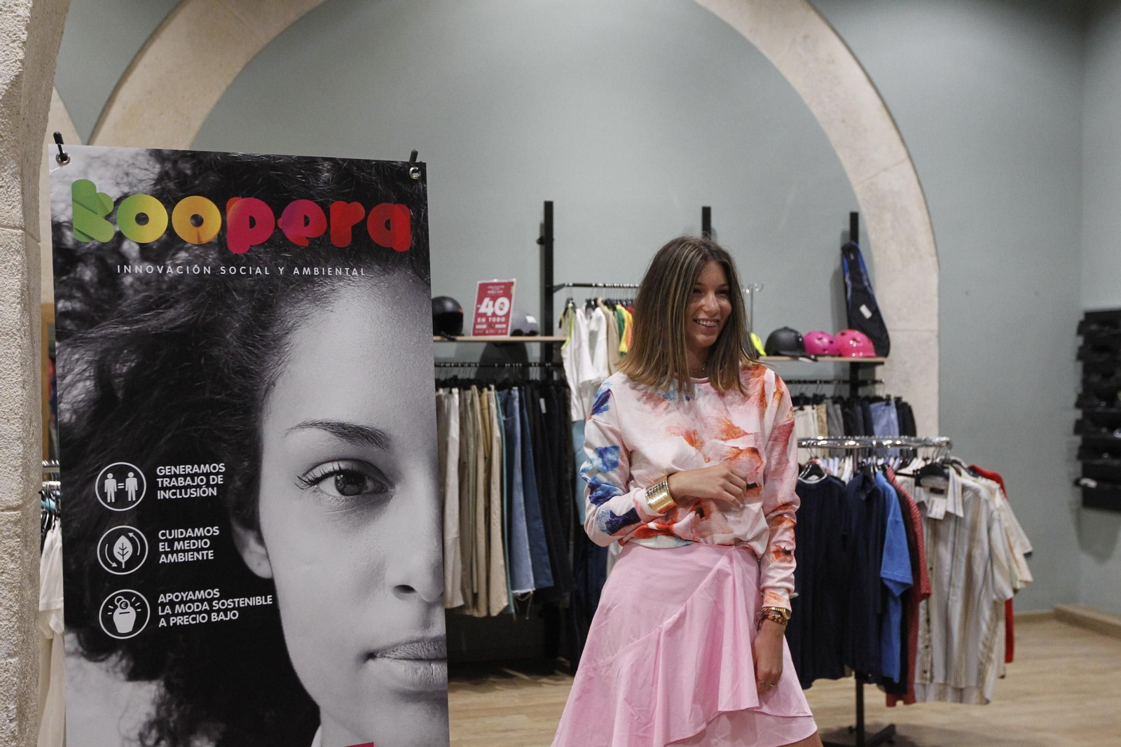 Fotogalería influencers en tienda Koopera Store Caritas Almería