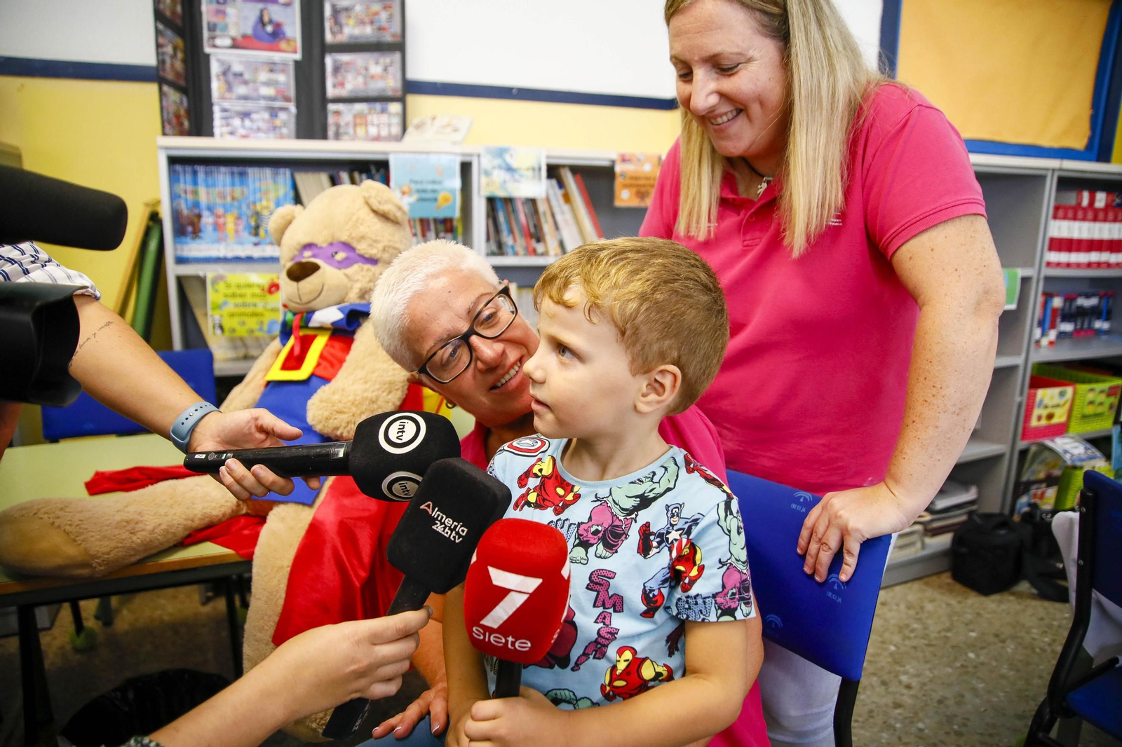 Las imágenes de la campaña de vacunación antigripal a los niños en el CEIP Adela Díaz de Almería