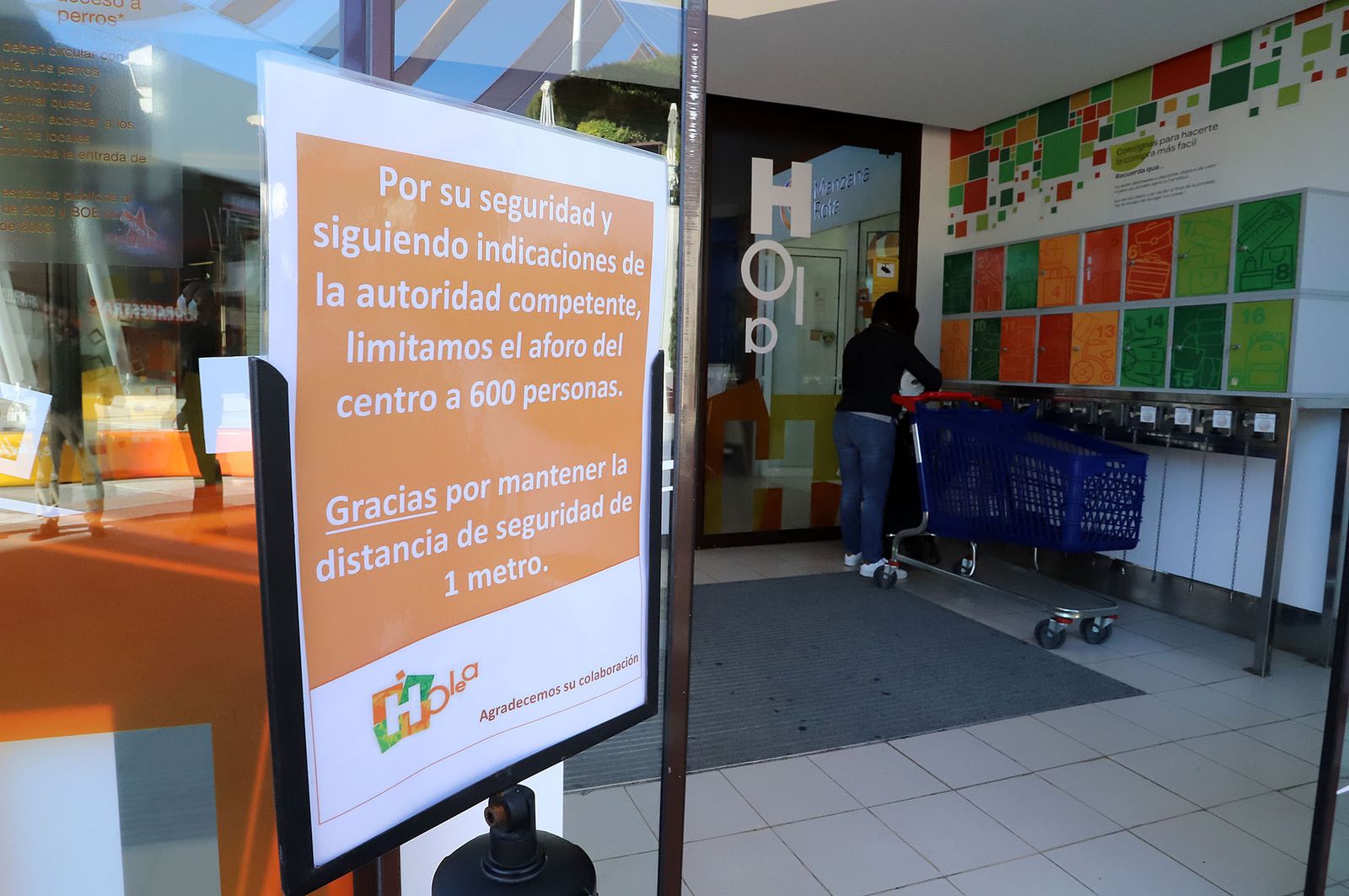 Imágenes de la situación y organización en los supermercados de Huelva