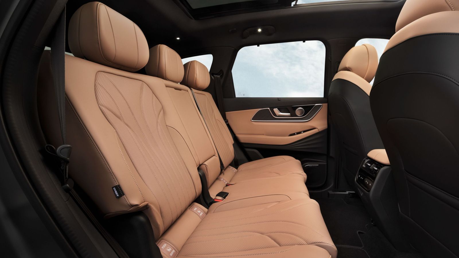 Hay regulaciones eléctricas, pero también funciones de calefacción o ventilación, al alcance de los ocupantes de esta zona del habitáculo.