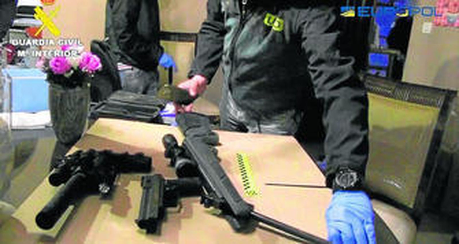 Algunas de las armas intervenidas por la Guardia Civil en la operación.