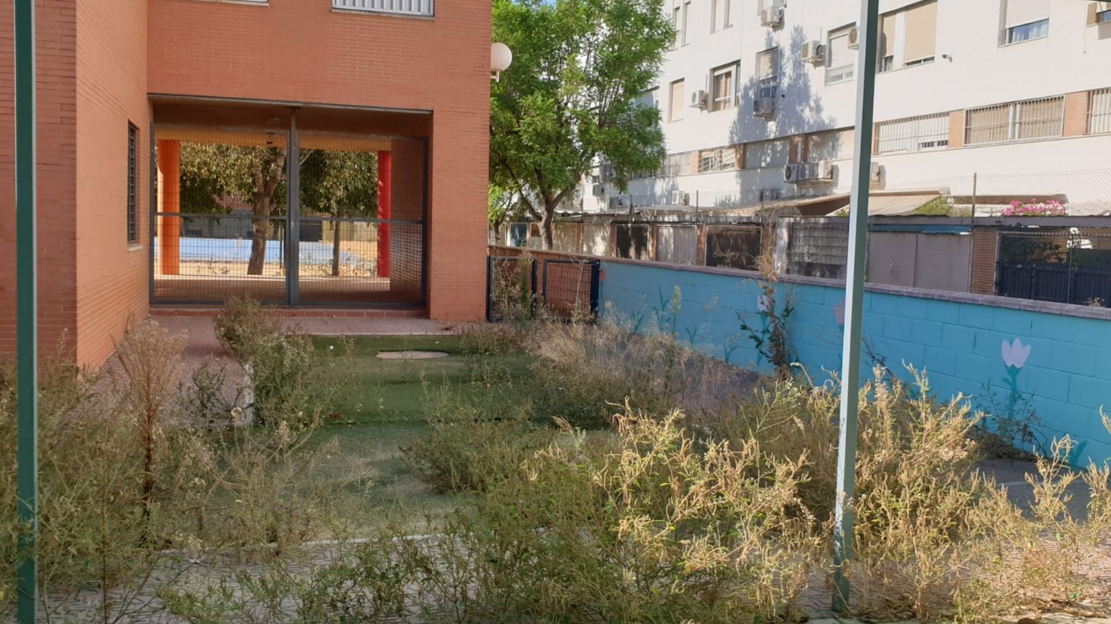 Las zonas del recreo se encuentran impracticables.