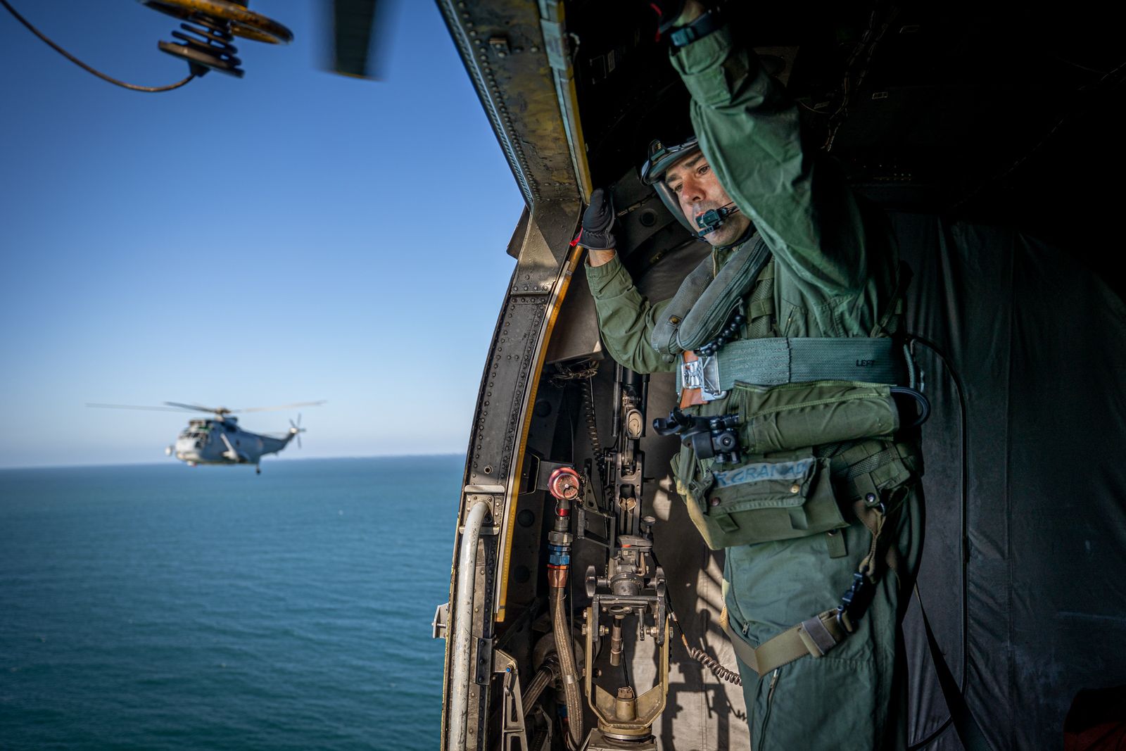 Imágenes del vuelo de despedida de los 'Sea King'  de la Quinta Escuadrilla de la FLOAN de la Armada por la Bahía de Cádiz