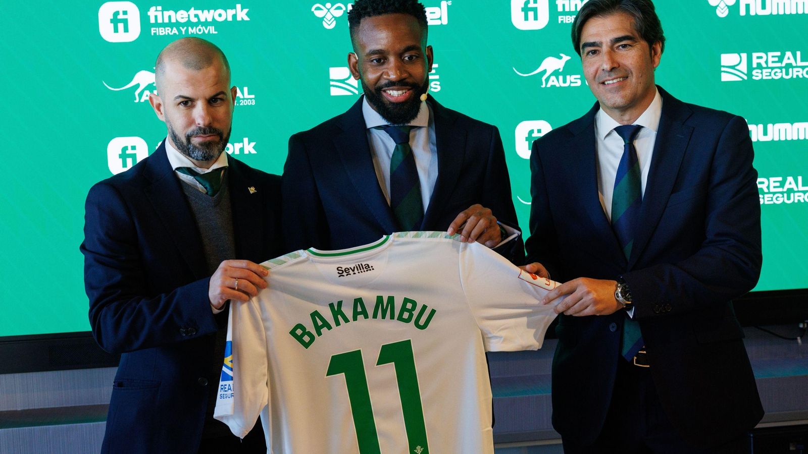 Manu Fajardo y Ángel Haro escoltan a Bakambu durante la presentación del futbolista.