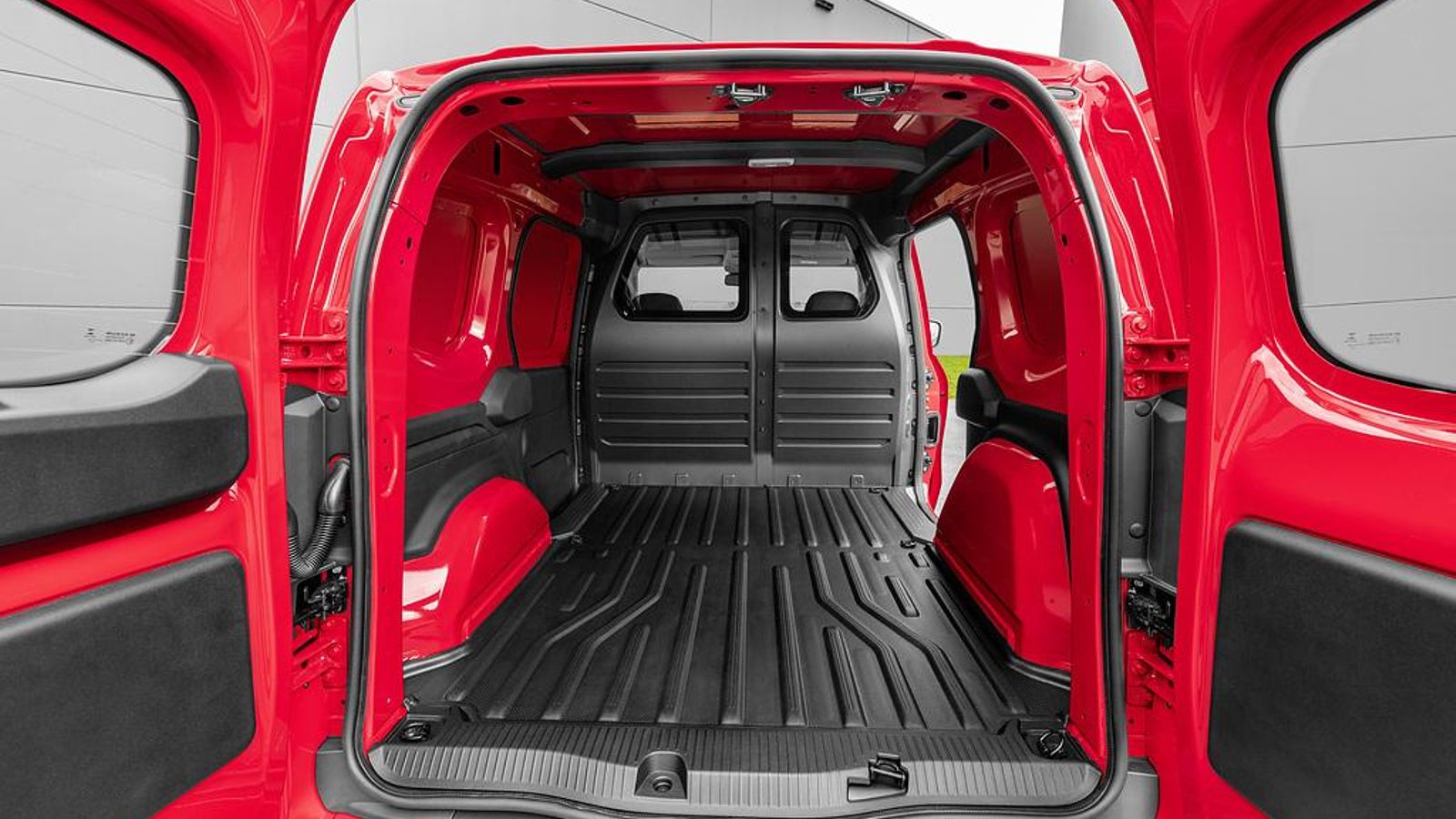 Además de poder elegir entre dos tipos de accesos para la zona posterior, puertas asimétricas o portón, también se puede incorporar a la puerta corredera lateral de la derecha otra en la izquierda.