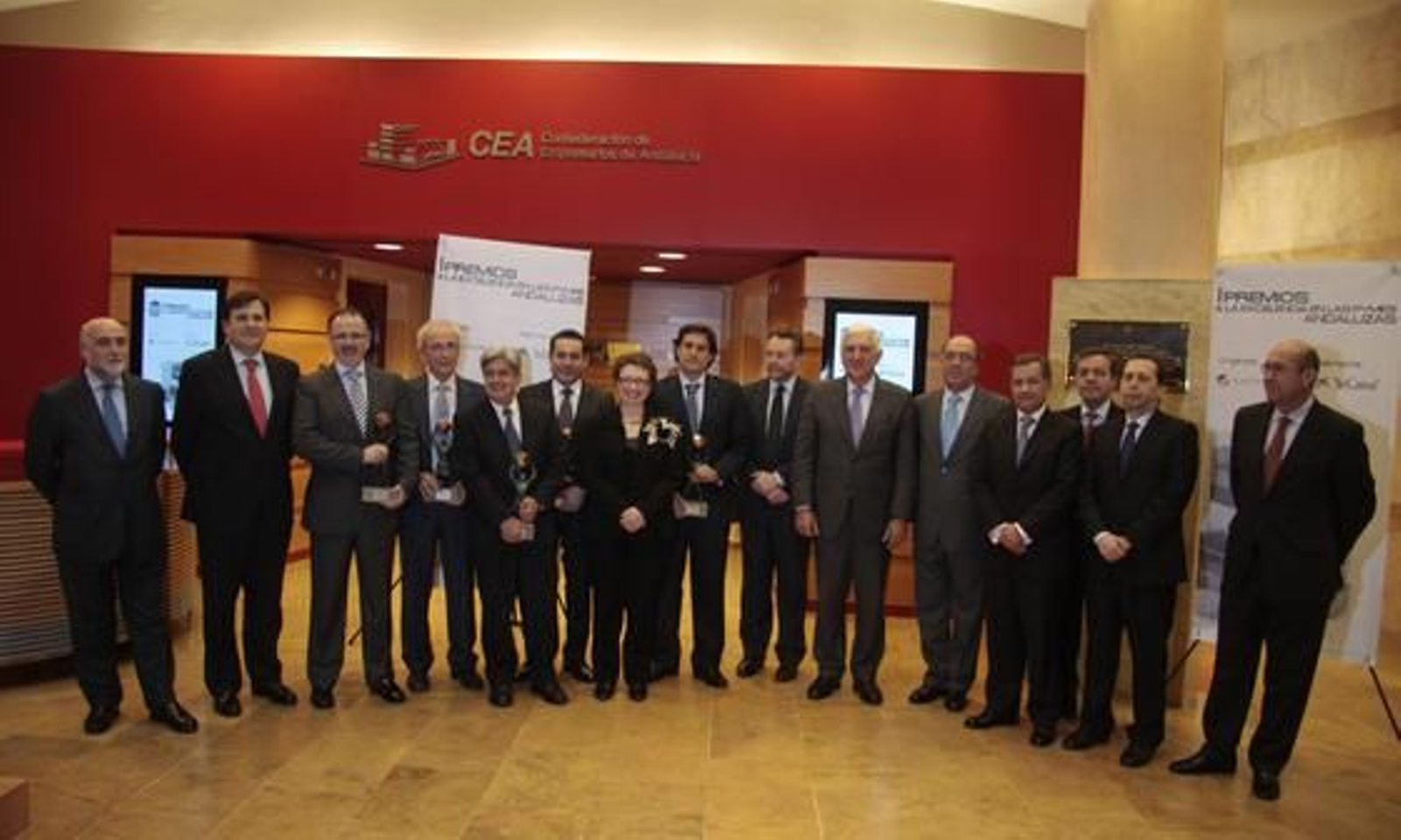 Foto de familia. De izquierda a derecha, Antonio Carrillo, secretario general de la CEA; Felipe Pulido, delegado de Empresas de la Dirección Territorial de La Caixa; Enrique Vázquez, de Neocodex; Ángel Rodríguez, de Anafocus; Acacio da Costa, de Contromation; Mario López Magdaleno, de Magtel; Carmen Martínez Aguayo, consejera de Economía; Juan Manuel Luque, de Alcubilla; José Joly, presidente del Grupo Joly; Santiago Herrero, presidente de la CEA; Juan Reguera, director territorial Sur de La Caixa; Jorge Segura, de Deloitte, David Moreno, socio director de Garrigues; José Antonio Carrizosa, director de Publicaciones del Grupo Joly; y Francisco Ferraro, catedrático de Economía Aplicada y miembro del consejo editorial del Grupo Joly.

Foto: M. GOMEZ/ VICTORIA HIDALGO
