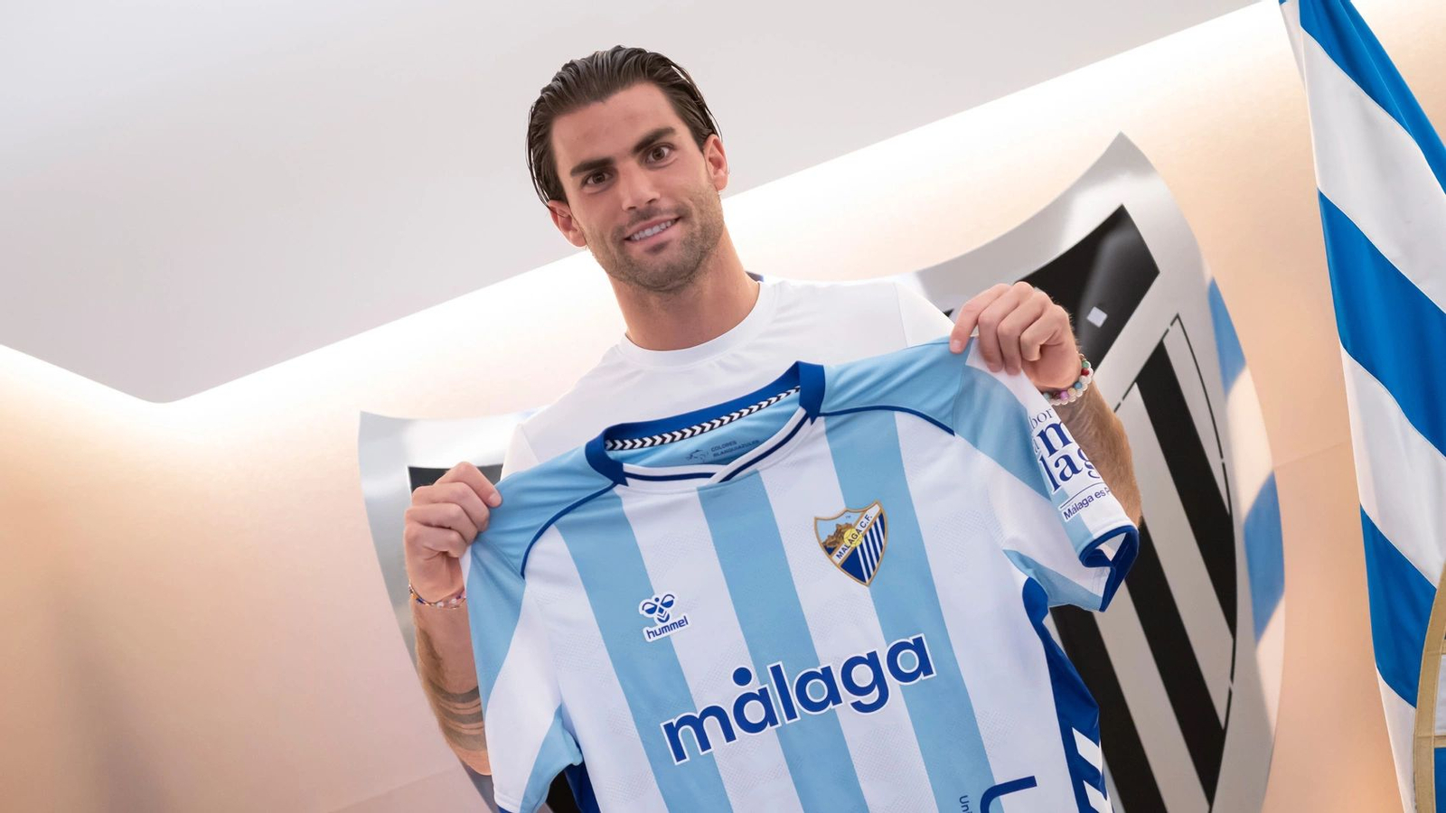 Eneko Jauregi posa como jugador del Málaga CF Eneko Jauregi posa como jugador del Málaga CF