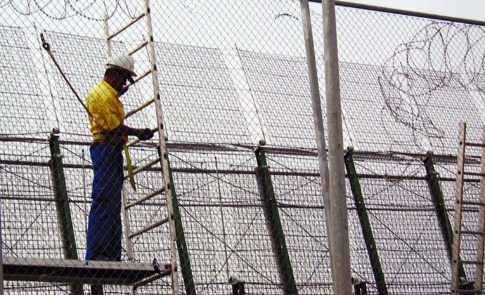 Un operario trabaja en las concertinas