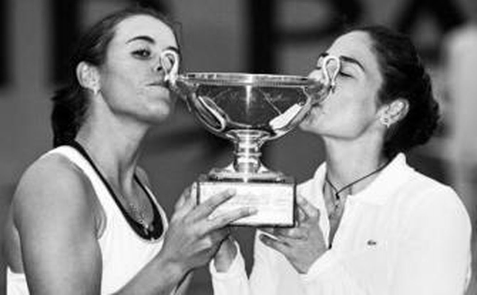 Medina y Ruano besan el trofeo de campeonas de dobles.