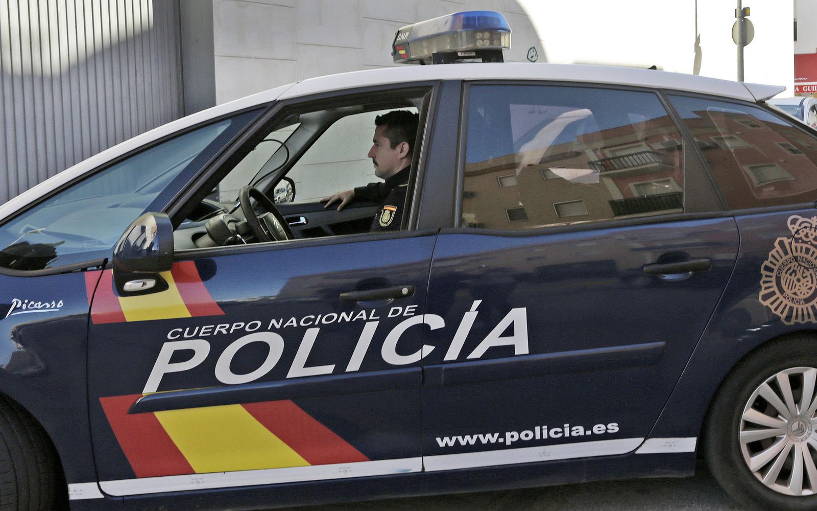 El presunto homicida, llegando ayer a los juzgados de Sanlúcar en la parte trasera de un coche policial.