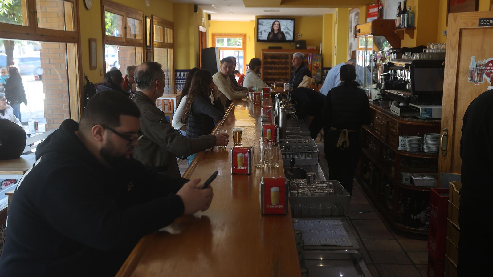 El interior del establecimiento, en su último mediodía. Al fondo a la derecha, Francisco Javier Pitt.