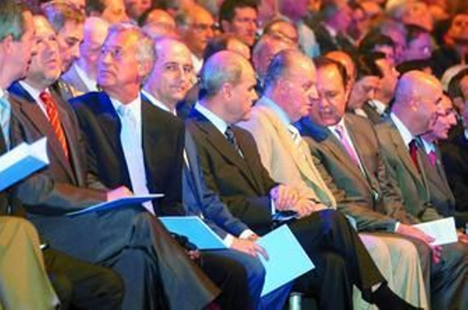 Arriba, el Rey saludando desde la cabina del avión. Abajo, las autoridades.