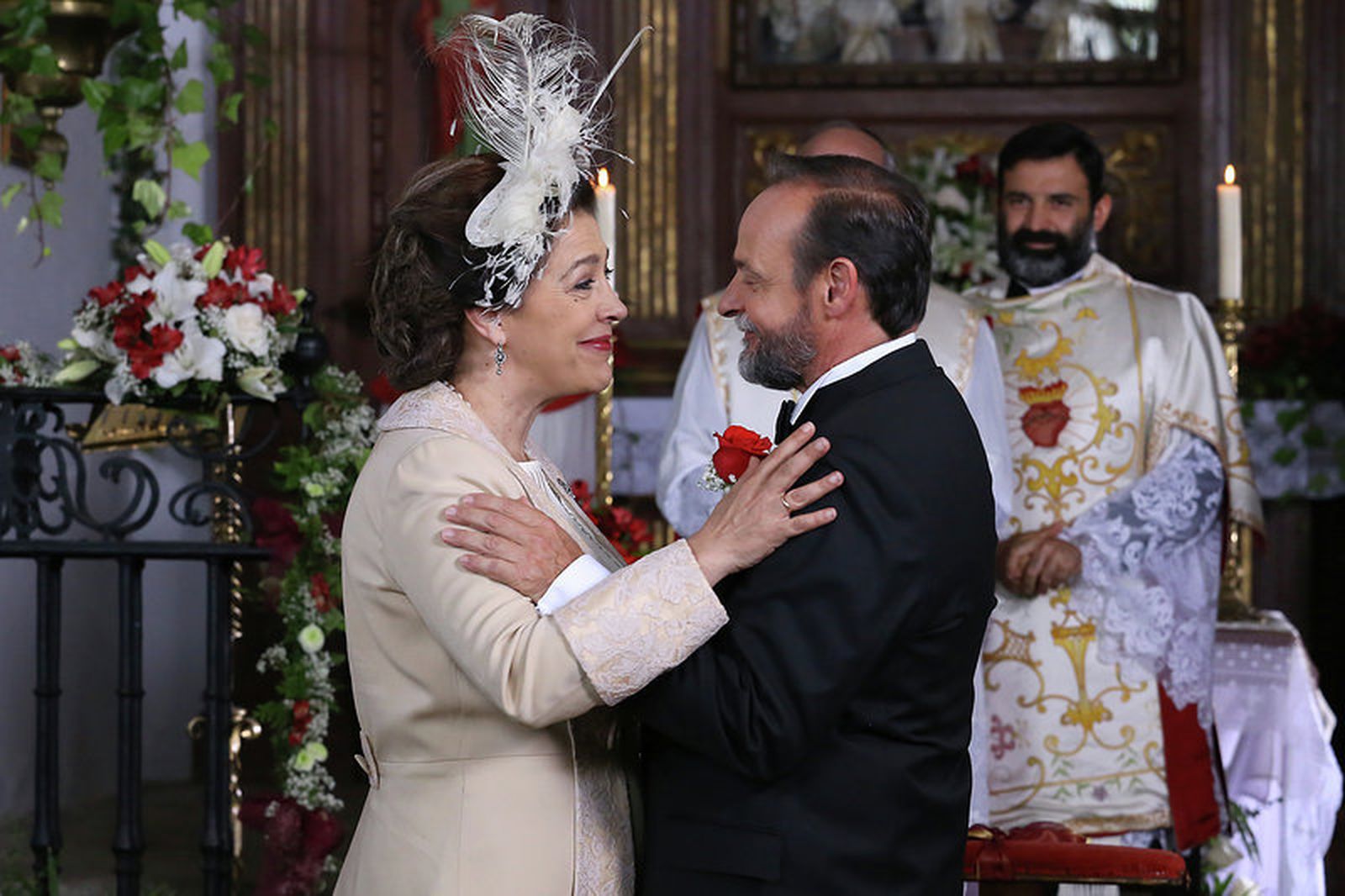 El  momento en que doña Francisca y Raimundo se encuentran en el altar.