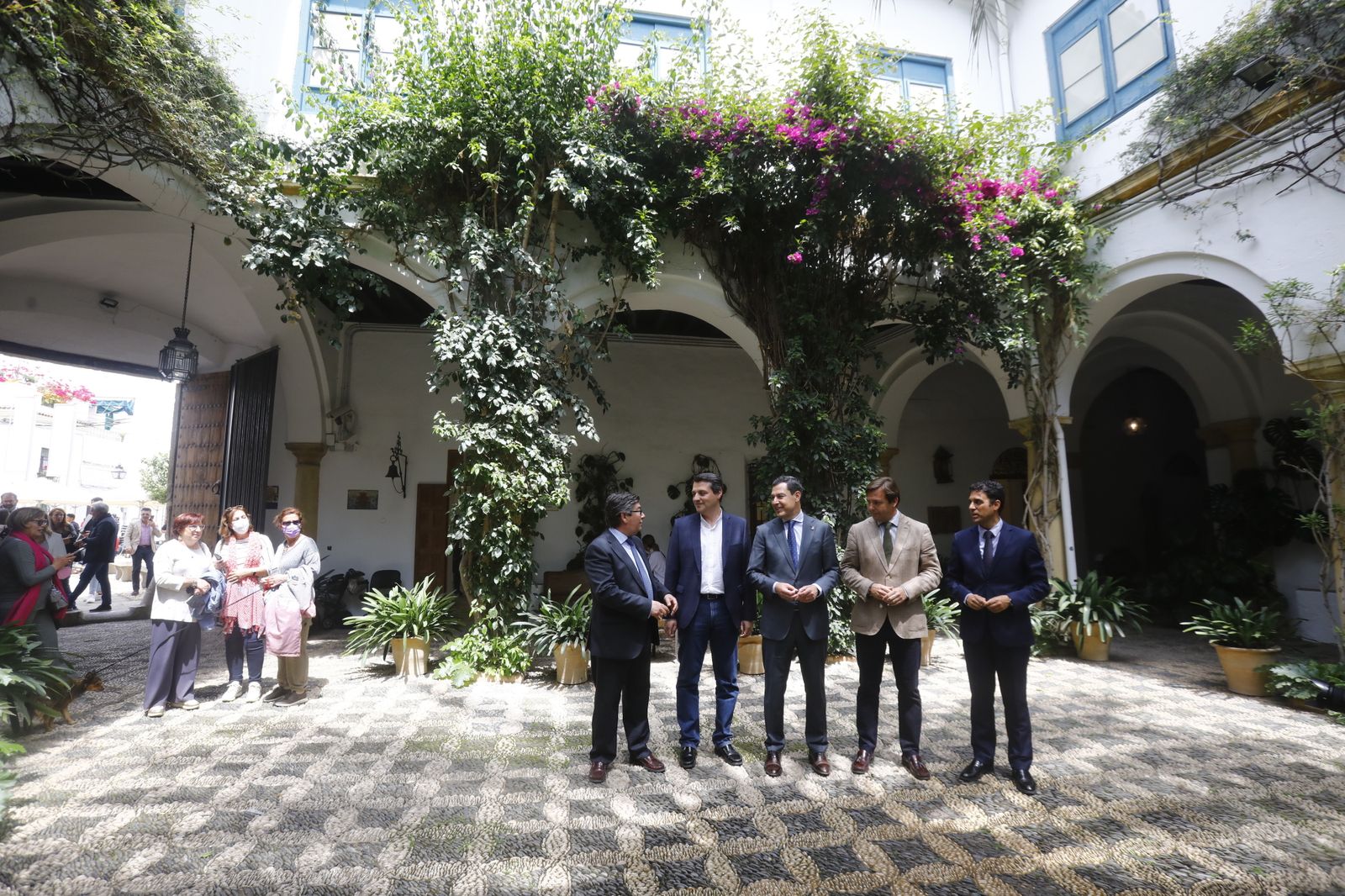 La visita de Juanma Moreno a los Patios de Córdoba, en imágenes.