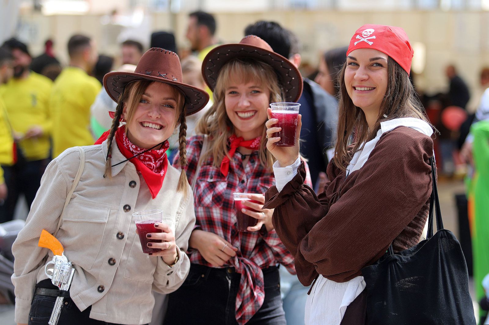 Imágenes del ambiente en la mañana de carnaval en Huelva