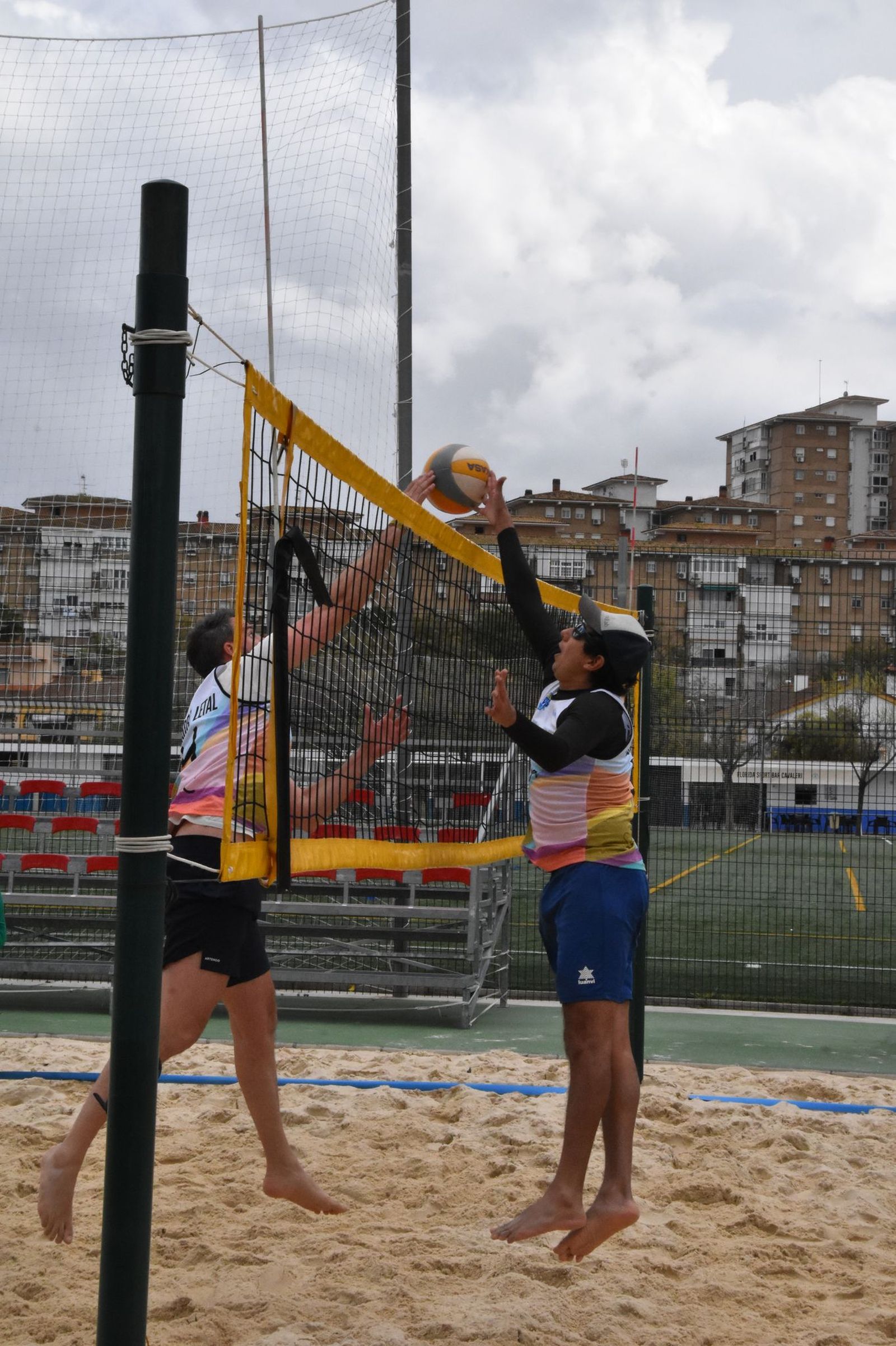 Un balón dividido en la red.