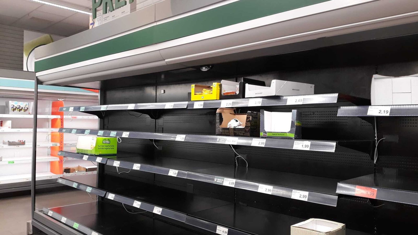 Los alimentos preparados faltaban en otro supermercado.